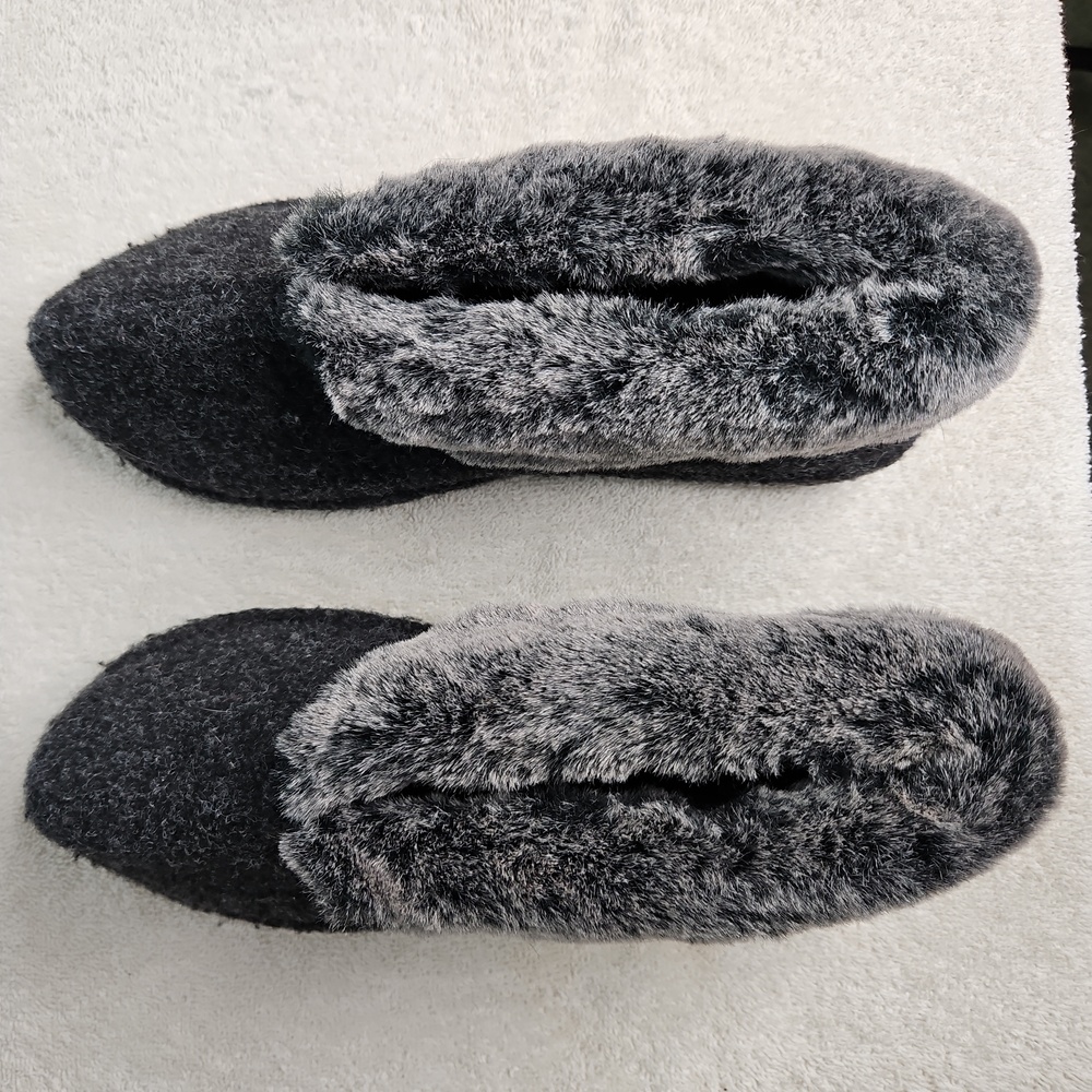 Fuzzy Smartdogs Slippers, Hard Soled, Size 7.5-8
